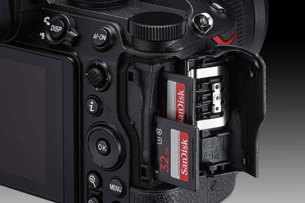 Nikon Z5 вид сбоку: карты памяти